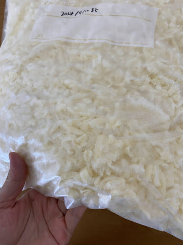コストコのビッグサイズなとろけるチーズもパラパラのまま冷凍できた様子