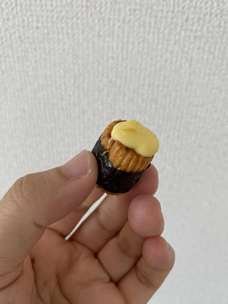 コストコ「きらら　チーズのり巻」を手に取った様子