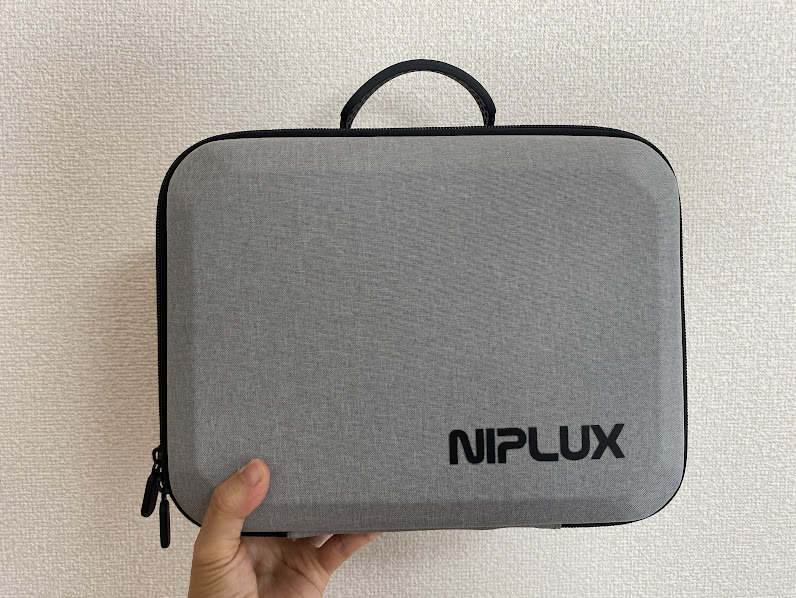 「NIPLUX」マッサージガンの収納カバンの写真