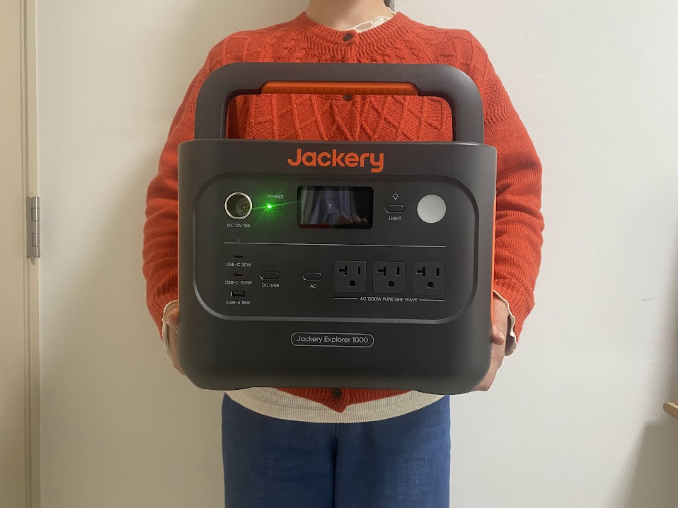 Jackery ポータブル電源1000 Newを持つ様子