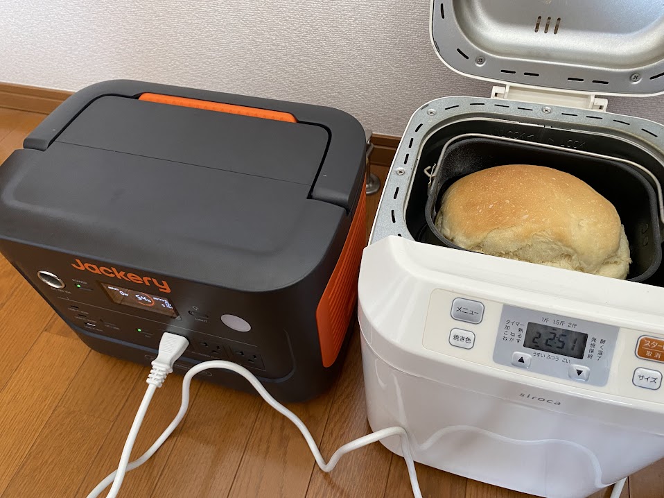 ポータブル電源でホームベーカリーを使う様子