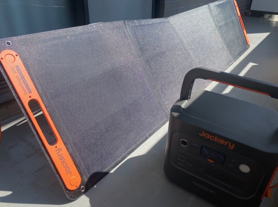 ベランダでソーラーパネル発電をする様子