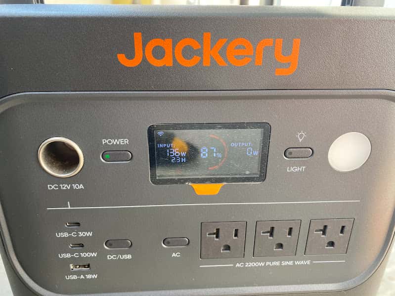 Jackery ポータブル電源2000Newをソーラーパネル充電するようす