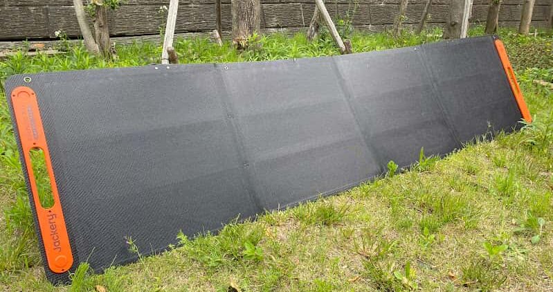 Jackery ソーラーパネル200Wを屋外に置いた様子
