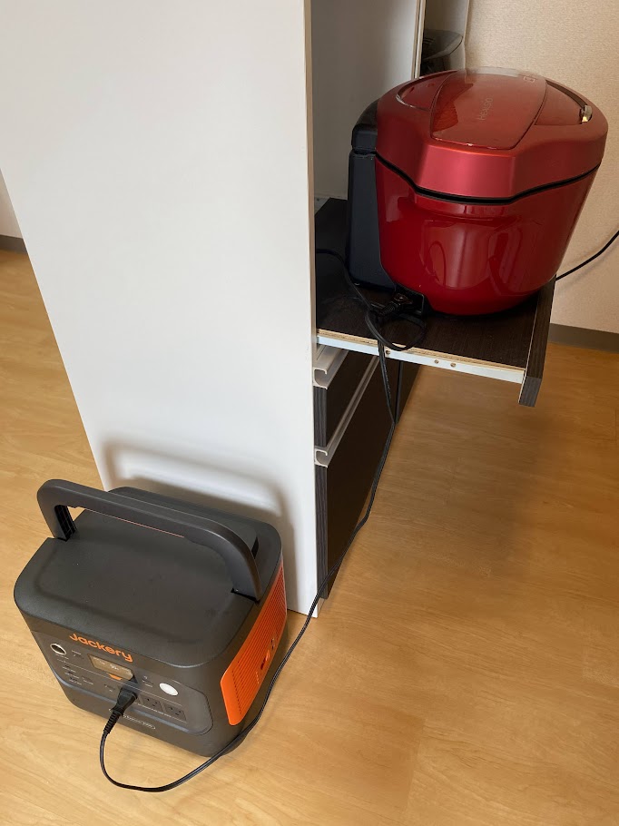 ポータブル電源でホットクックを使う様子