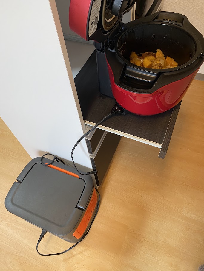 ポータブル電源でホットクックを使っている様子