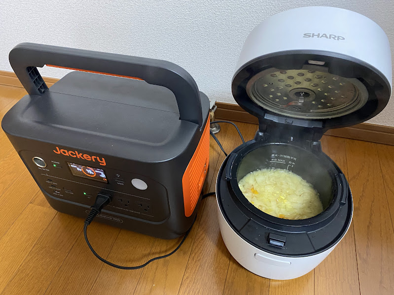 ポータブル電源でホットクック1.0Lを使う様子