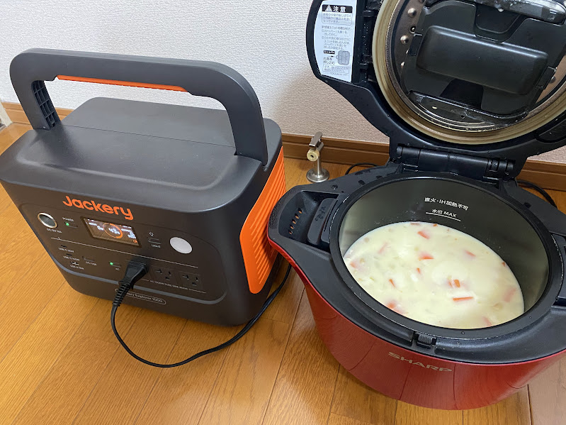 ポータブル電源でホットクック2.4Lを使う様子