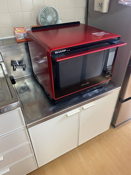 コンロ台にヘルシオウォーターオーブンを置いている様子