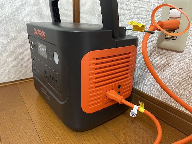 Jackeryポータブル電源1000Newを充電している様子