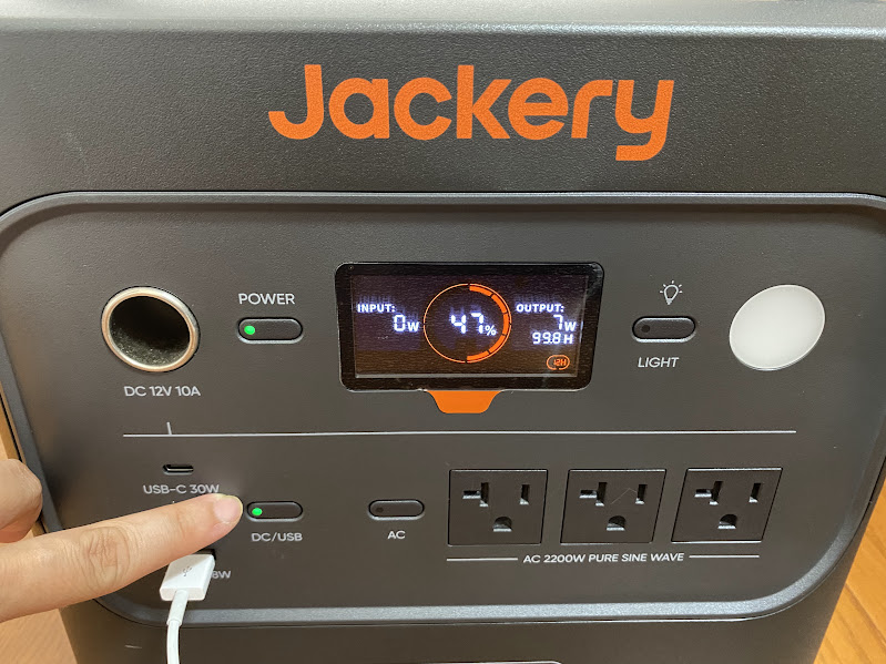 Jackeryポータブル電源1000NewのUSBポートを押している様子