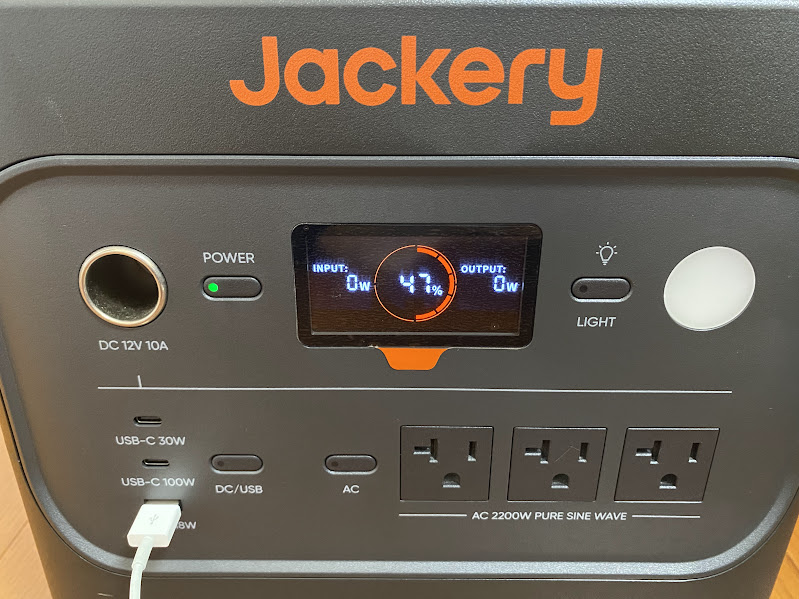 Jackeryポータブル電源1000Newにスマホケーブルを差し込んでいる様子