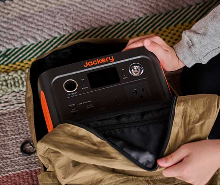 Jackery 240Newをリュックに入れる様子