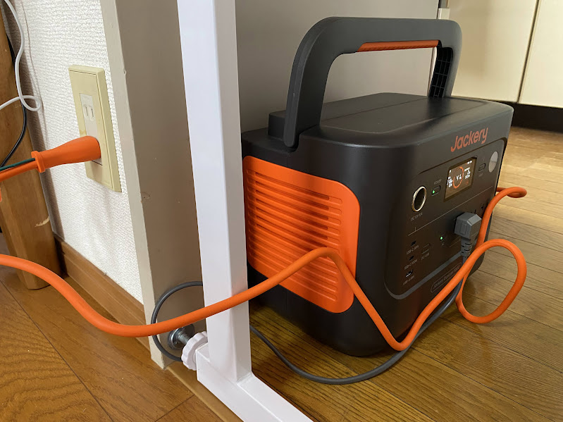 Jackeryポータブル電源でパススルー機能を使う様子