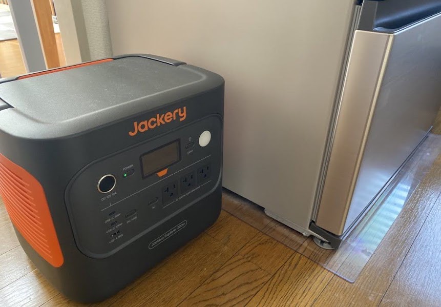 Jackery 2000 Newで冷蔵庫を使う様子