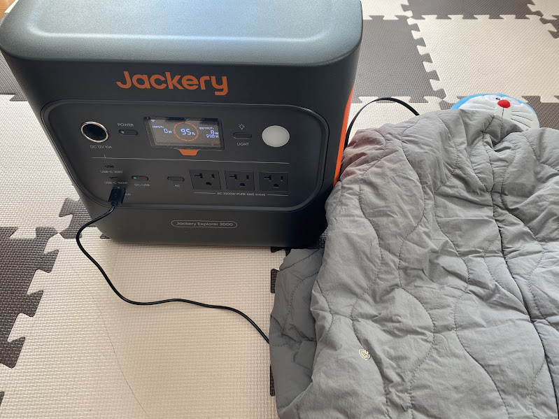 Jackery 2000 Newで電気毛布を使う様子