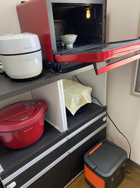 Jackery 2000 Newで電子レンジを使う様子
