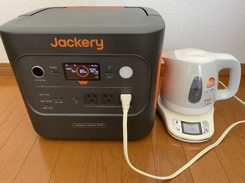 Jackery 2000 Newで電気ケトルを使う様子