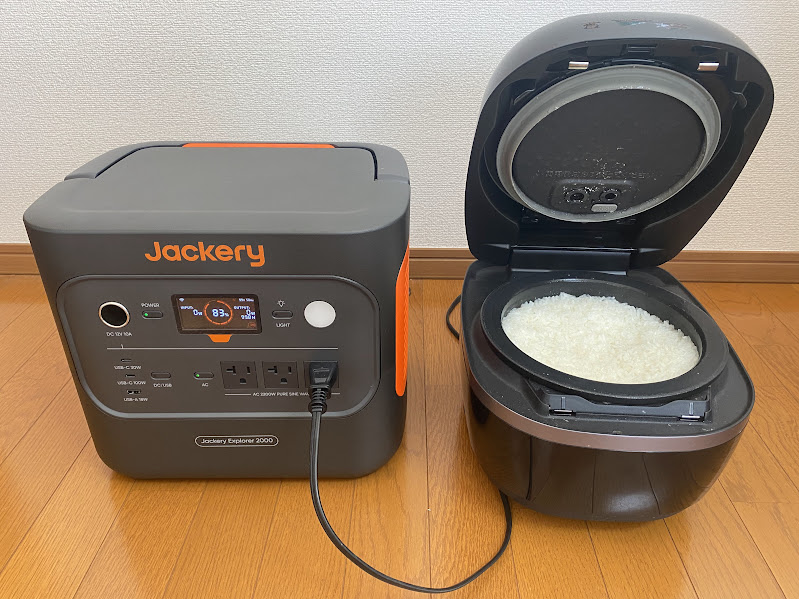 Jackery 2000 Newで炊飯器を使う様子