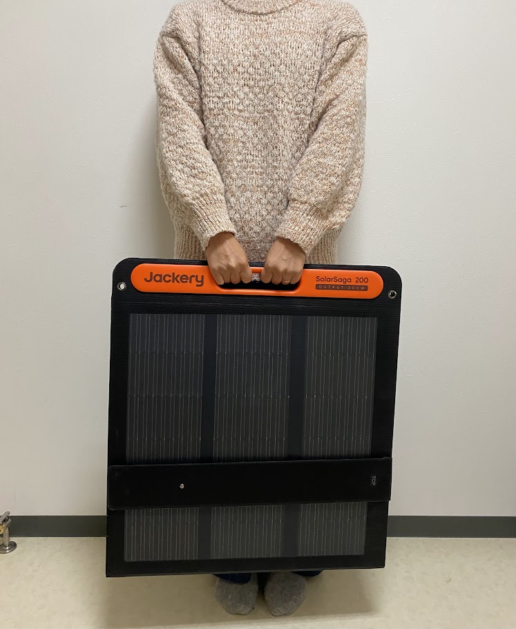 Jackery SolarSaga 200Wを持った様子