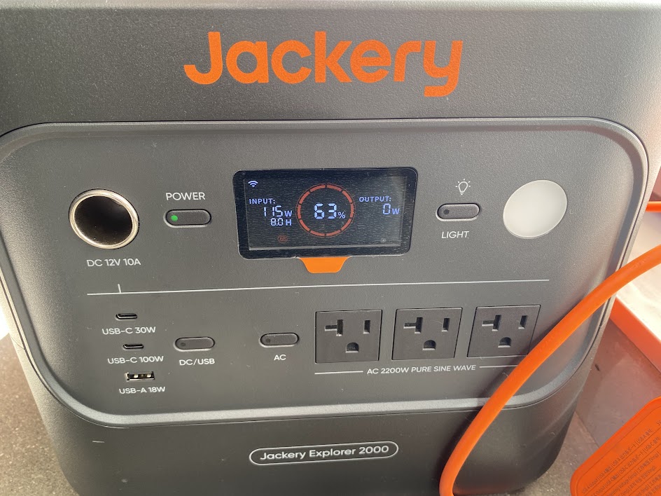 Jackery SolarSaga 200WでJackery 2000 Newを充電している様子