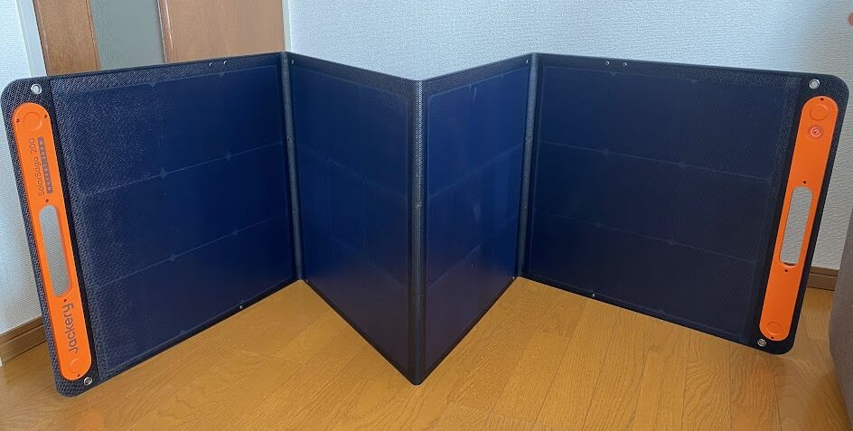 Jackery SolarSaga 200Wを広げた様子