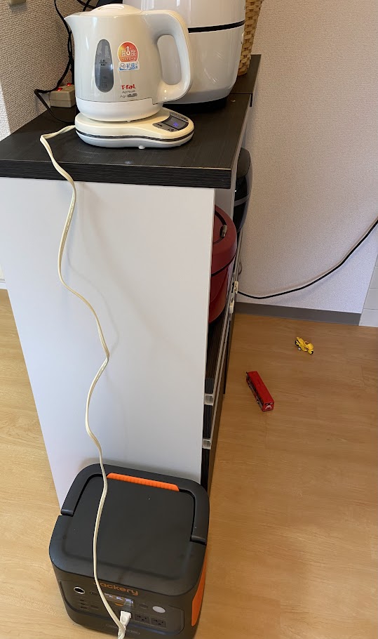 ポータブル電源で電気ケトルを使い、お湯を沸かす様子