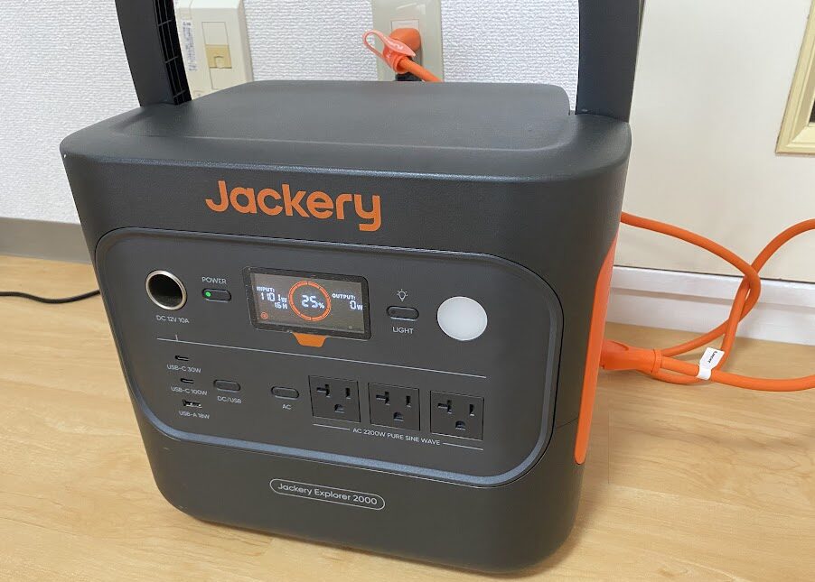 Jackery 2000 Newをコンセントで充電している様子