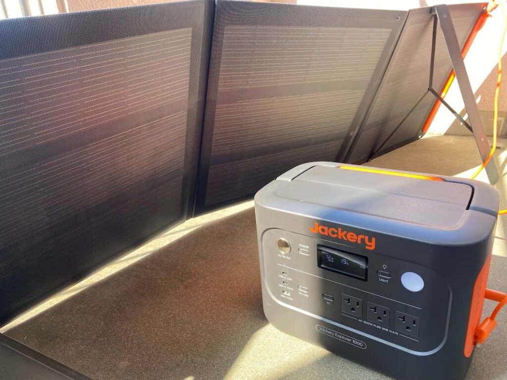 Jackery 1000 Newをソーラーパネルで充電する様子