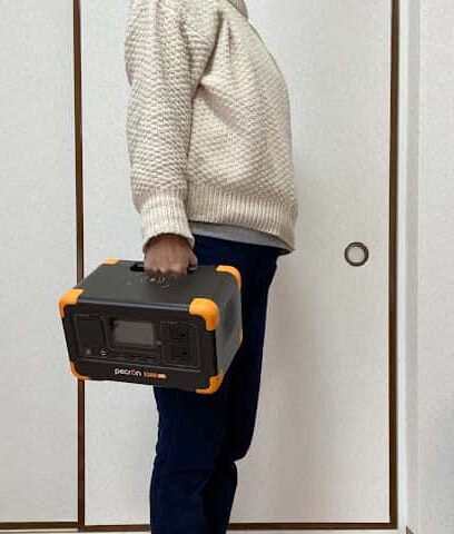 PECRON E300LFP 小型ポータブル電源を持った様子