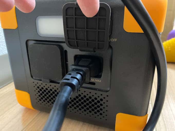 PECRON E300LFP 小型ポータブル電源をコンセント充電する様子