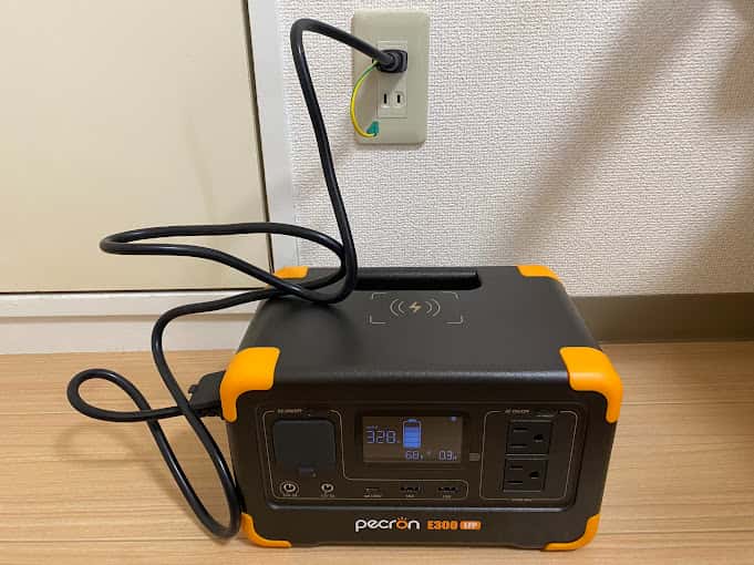 PECRON E300LFP 小型ポータブル電源をコンセント充電する様子