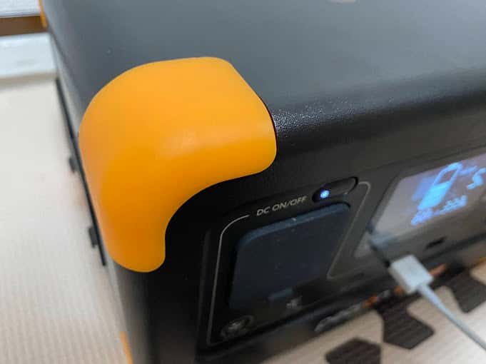 PECRON E300LFP 小型ポータブル電源の隅。ゴム製のクッションが付いています