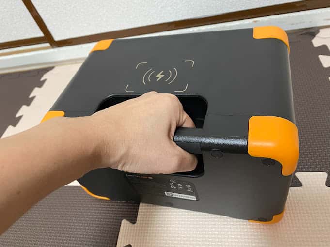 PECRON E300LFP 小型ポータブル電源の持ち手。本体内蔵型で持ちやすい