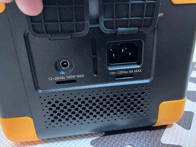 PECRON E300LFP 小型ポータブル電源の入力ポート