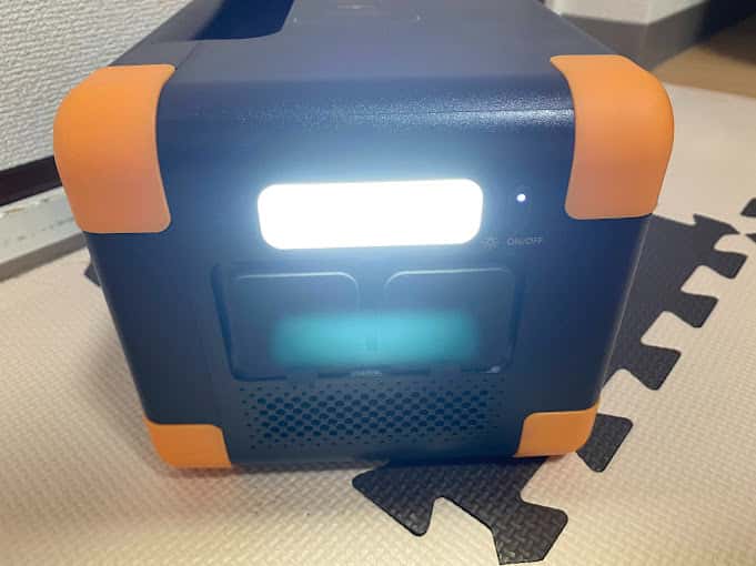 PECRON E300LFP 小型ポータブル電源のLEDライトを使用している様子(日中)