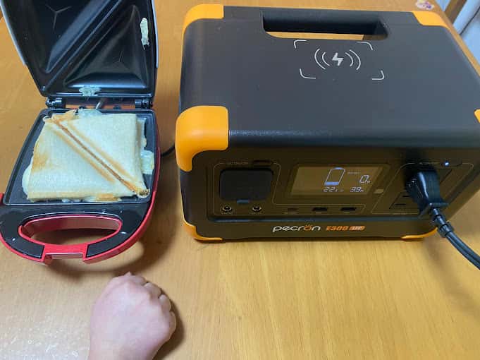 PECRON E300LFP 小型ポータブル電源でホットサンドメーカーを使う様子