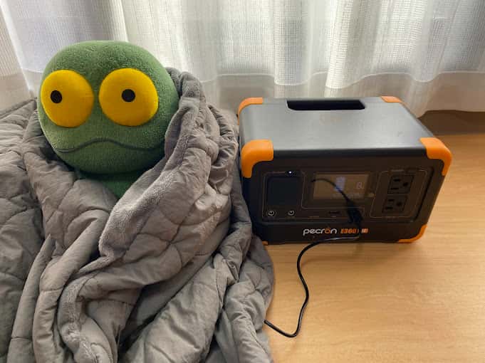 PECRON E300LFP 小型ポータブル電源で電気毛布を使う様子