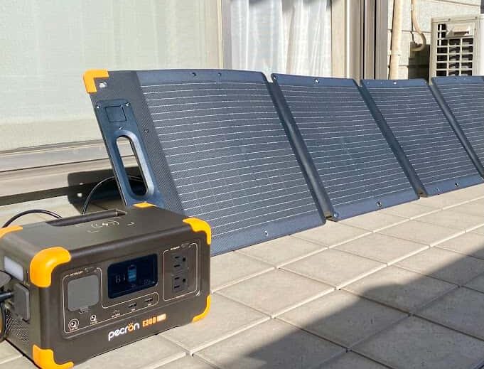 PECRON E300LFP 小型ポータブル電源をソーラーパネル充電する様子