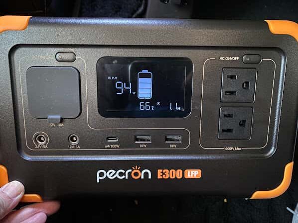 PECRON E300LFP 小型ポータブル電源を走行充電する様子