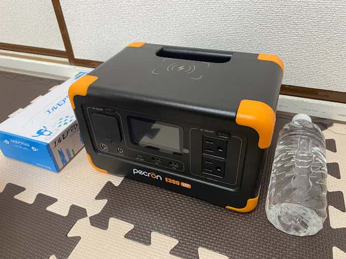 PECRON E300LFP 小型ポータブル電源とティッシュ・500mlペットボトルを比較した様子