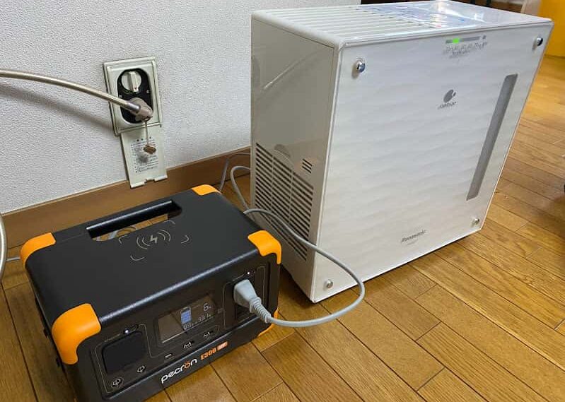 PECRON E300LFP 小型ポータブル電源で空気洗浄機を使う様子