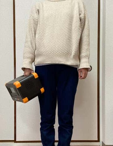 PECRON E300LFP 小型ポータブル電源を持った様子