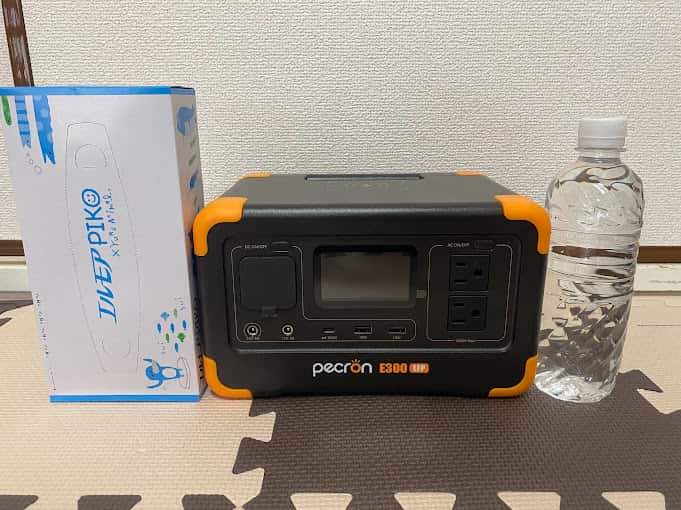 PECRON E300LFP 小型ポータブル電源とティッシュ・500mlペットボトルを比較した様子